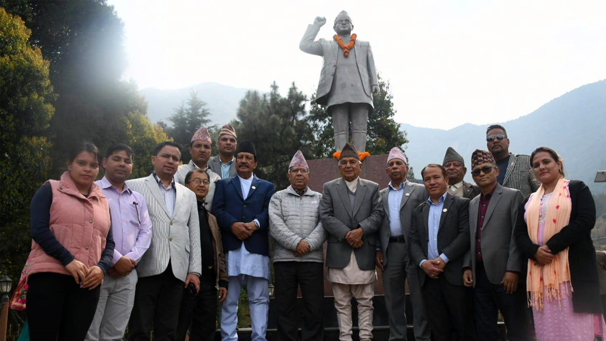 नवनिर्वाचित राष्ट्रपति पौडेलले चम्पादेवी पुगेर पुष्पलालको सालिकमा गरे माल्यार्पण